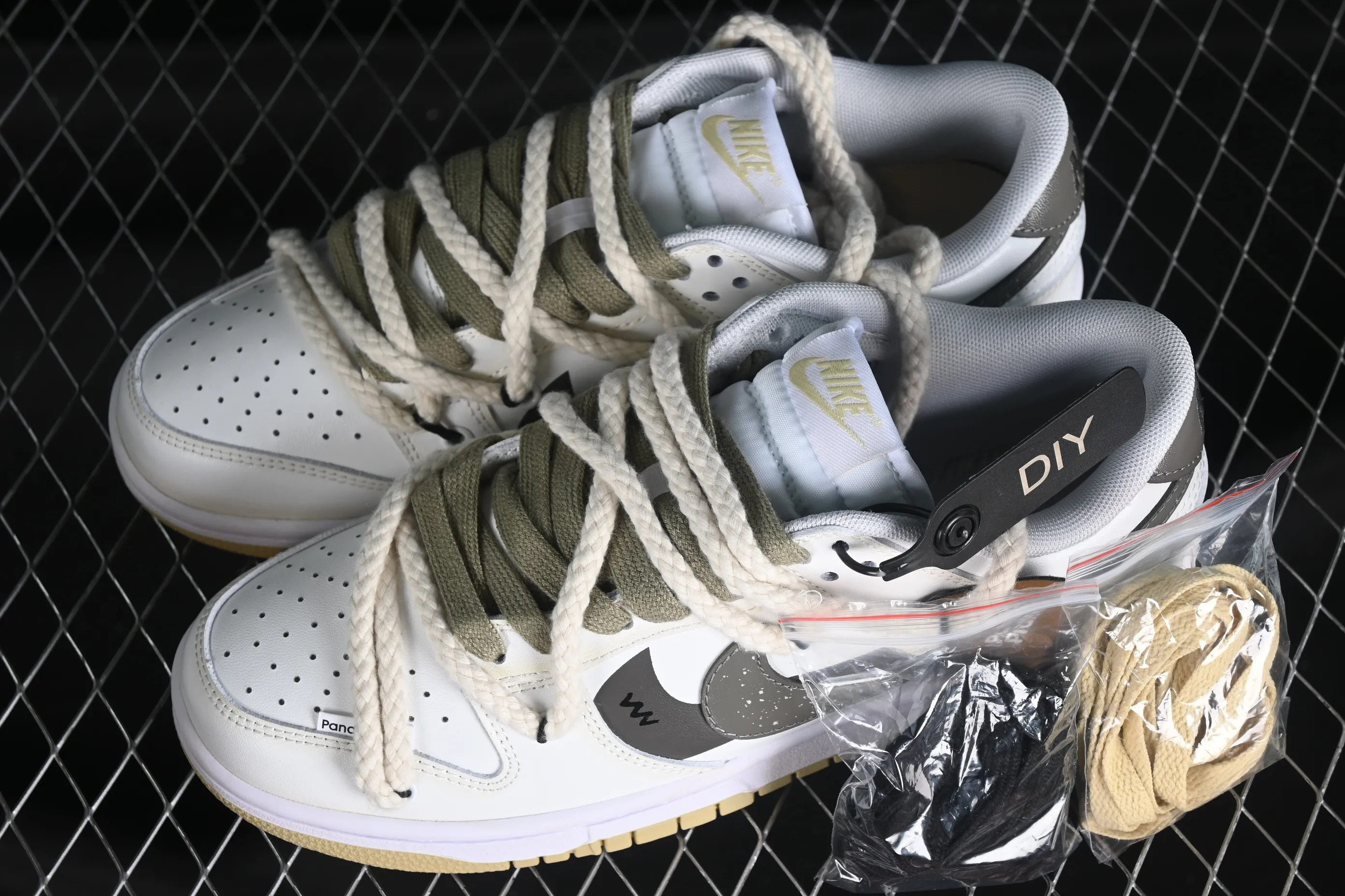 All categories Nk SB Dunk series Nk SB Dunk Low low-top sneakers Nk Dunk Low Panda Prank-Street Racing Flying Cloud Top SB strap low-top casual sneakers DV0833-100